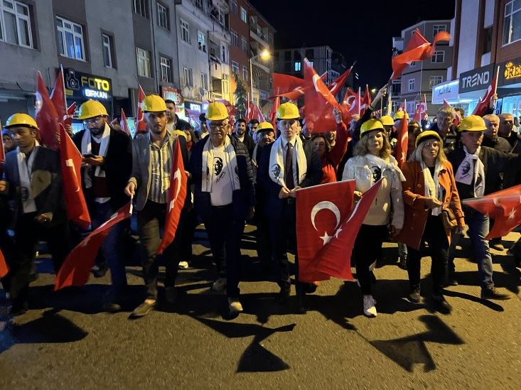 Kdz.Ereğli’de Cumhuriyet yürüyüşüne madenci bareti damgası