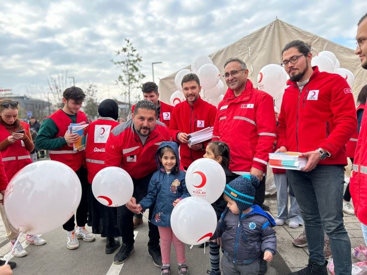 Kızılay depremzede çocuklara moral verdi