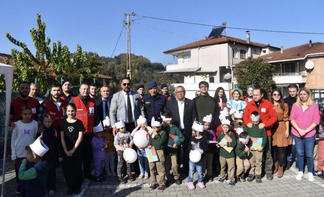 Kızılay hem eğlendirdi hemde afet ve ilk yardım eğitimi verdi