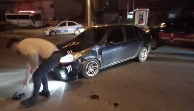 Kdz.Ereğli’de kırmızı ışıkta geçen sürücü motorlu kuryeye çarptı