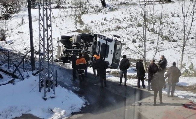 Kdz.Ereğli Belediyesine ait çöp kamyonu devrildi