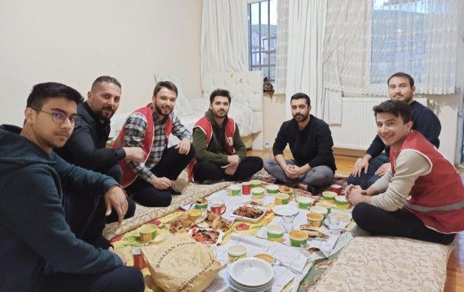 Kızılay iftarda üniversite öğrencilerinin evine konuk oldu