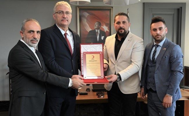 Kızılay’dan Erdemir Genel Müdürü Oral’a teşekkür plaketi