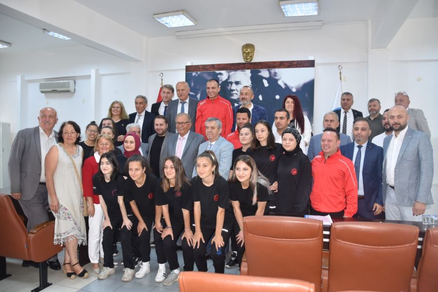 KDZ. EREĞLİ LİSESİ KIZ FUTSAL TAKIMI, ALTINLA ÖDÜLLENDİRİLDİ