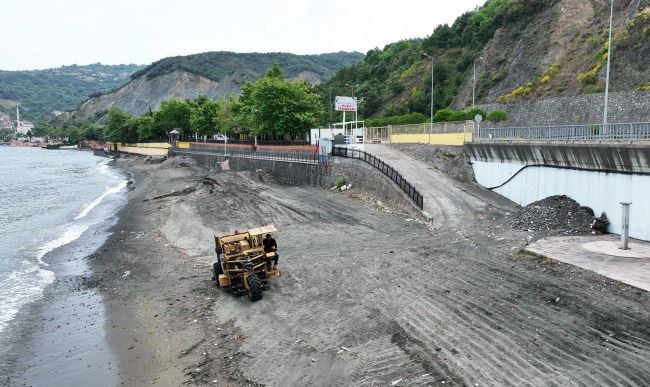 Kdz.Ereğli Sevgi Barış Dostluk plajı kumsalı temizleniyor