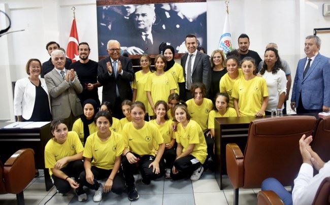 Kdz.Ereğli Atatürk Ortaokulu Kız Futbol takımı altınla ödüllendirildi