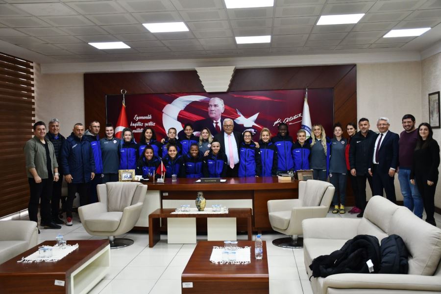 KDZ. EREĞLİ BELEDİYESPOR KADIN FUTBOL TAKIMI, BAŞKAN POSBIYIK’I ZİYARET ETTİ.