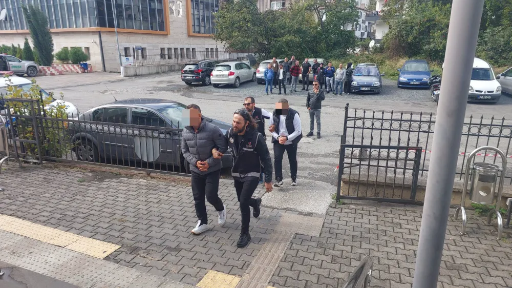 Zonguldak’ta Kafes operasyonunda yakalanan 11 şüpheliden 8’i bu sabah saatlerinde Zonguldak Adliyesi’ne sevk edildi.