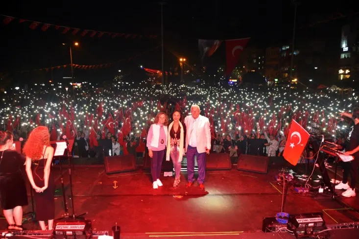 Buray ve Betül Demir, Cumhuriyetin 100. Yılında Kdz.Ereğli’de sahne aldı