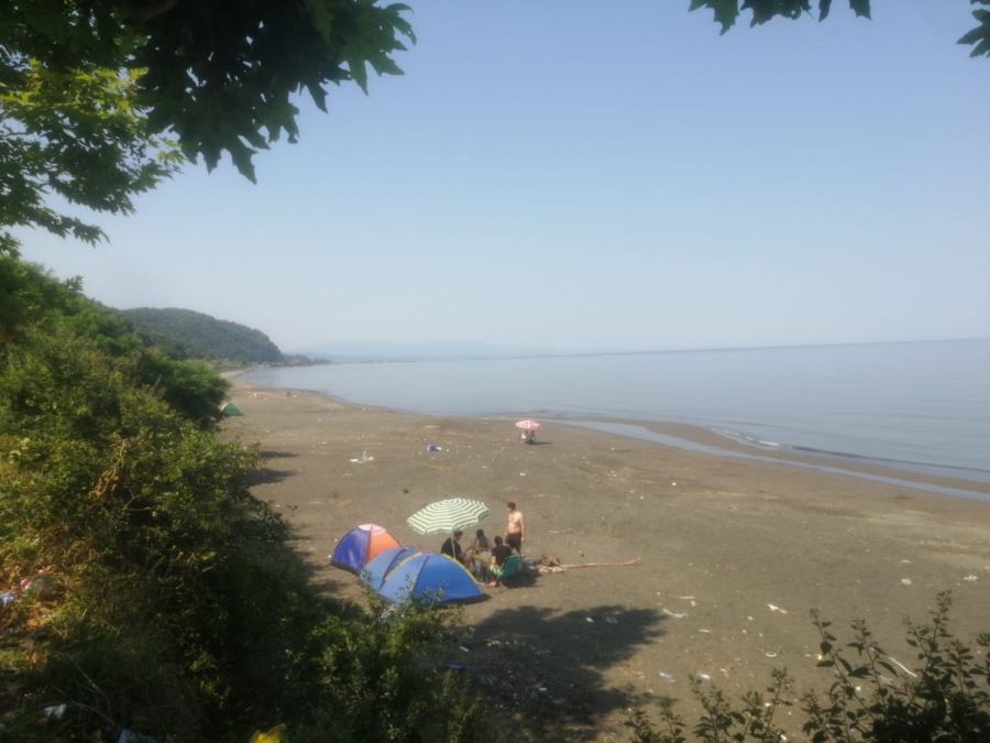 Plajlar mevkiinde bulunan çadır ve barakalar kaldırıldı.