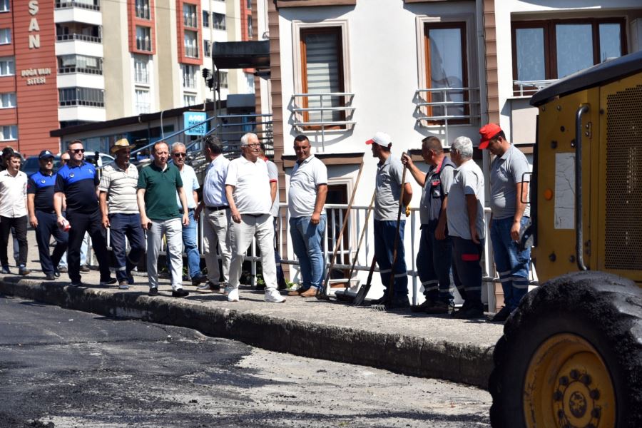 BAŞKAN POSBIYIK, 40 DERECE SICAKTA, SICAK ASFALT ÇALIŞMASI YAPAN İŞÇİLERE KARPUZ İKRAM ETTİ