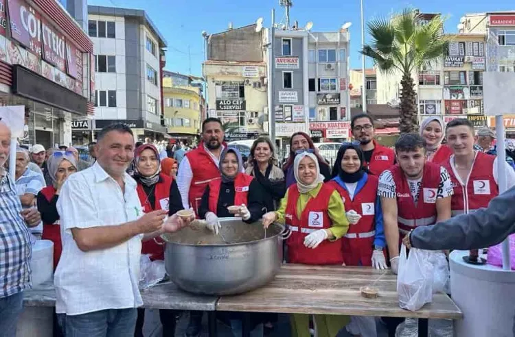 Kızılay Mevlid Kandili’nde vatandaşlara helva dağıttı