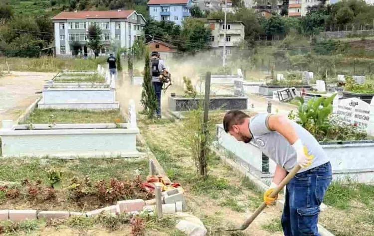 Mezarlıklarda bakım ve onarım çalışmaları devam ediyor