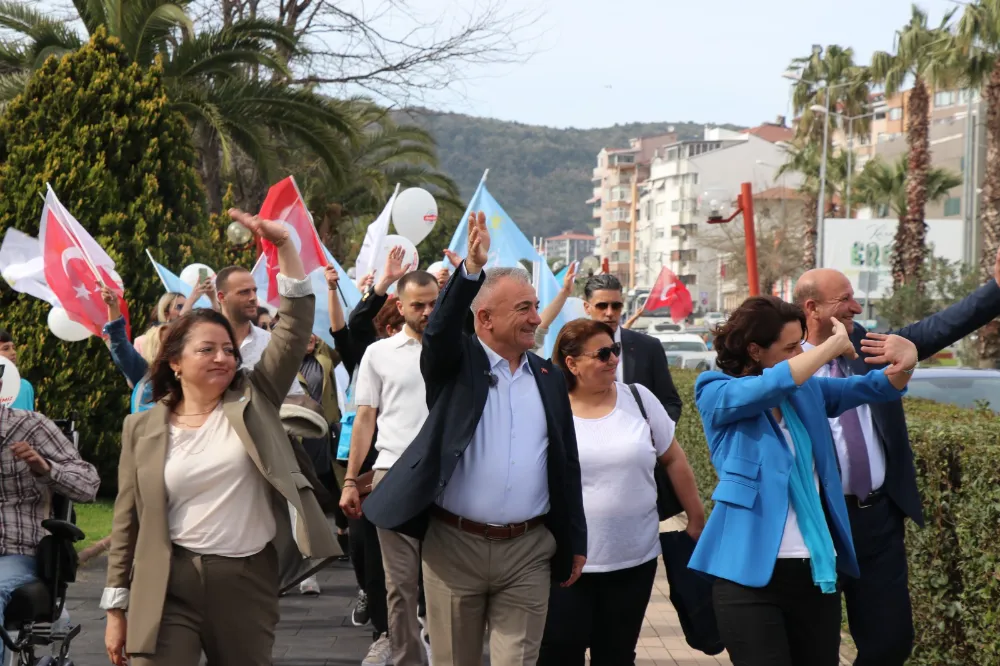 Sesli ve ekibi halkı selamladı, destekleri için teşekkür etti