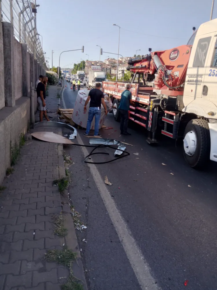 Kışla Sanayi Girişinde Kaza: Tırdan Sac Düştü