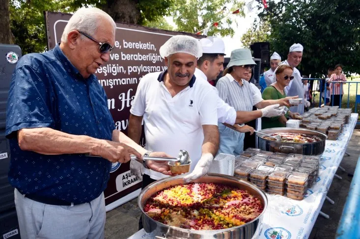 Kdz.Ereğli Belediyesi 3 bin kişiye aşure dağıttı